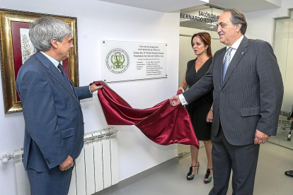 Juan José Badiola, Silvia Clemente y Luis Alberto Calvo Sáez durante la inauguración.-ICAL