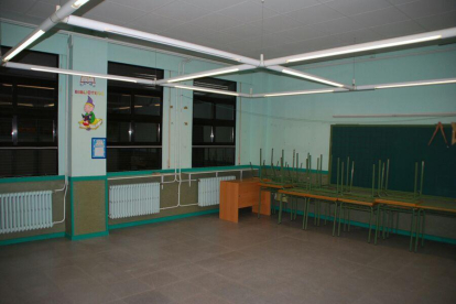 Una de las dos aulas de les escuelas, con los pupitres apilados y las persianas bajadas.-E.M.
