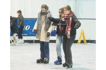 Personas disfrutando de la pista de hielo de la Acera de Recoletos - PHOTOGENIC