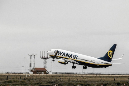 Un avión de Ryanair despega de Villanubla en una fotografía de archivo.-PABLO REQUEJO