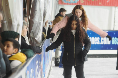 Personas disfrutando de la pista de hielo de la Acera de Recoletos - PHOTOGENIC