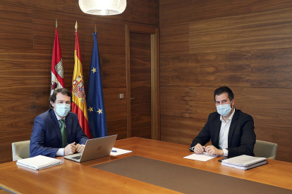 Alfonso Fernández Mañueco (izquierda) y Luis Tudanca (derecha) en su reunión de ayer. ICAL