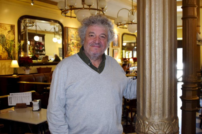 El empresario Francisco Novelty, propietario del centenario café que se asoma a la Plaza Mayor de Salamanca, epicentro de la vida social de una ciudad marcada por su impronta cultural y perfil universitario.-ARGICOMUNICACIÓN