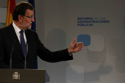 Rajoy, en la presentación del informe anual de la Comisión para la Reforma de las Administraciones Públicas.-Foto: DAVID CASTRO