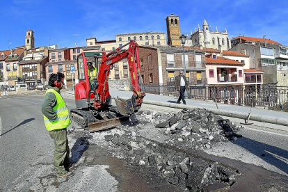 Obra de reparación del puente medieval de Tordesillas, que fue interrumpida por problemas técnicos.-J.M. LOSTAU