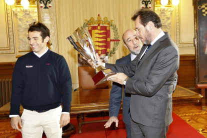 Óscar Puente observa la Copa Ibérica junto a Chema Valentín-Gamazo ante la presencia de Diego Merino.-J. M. LOSTAU