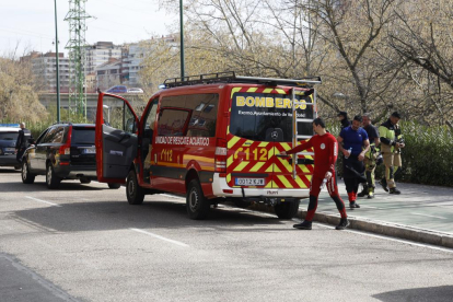 Los bomberos de Valladolid rescatan un cuerpo del Pisuerga. E.M.