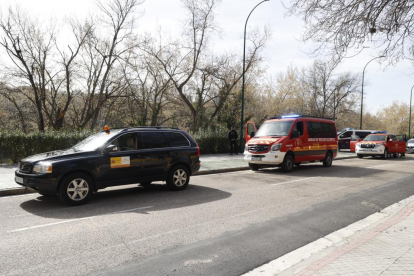 Los bomberos de Valladolid rescatan un cuerpo del Pisuerga. E.M.