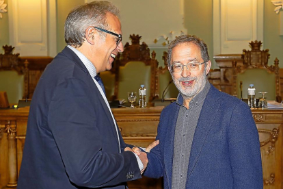 El portavoz del Grupo Municipal Popular en el Ayuntamiento de Valladolid, José Antonio Martínez Bermejo, junto con el teniente de alcalde Manuel Saravia.-J. M. LOSTAU