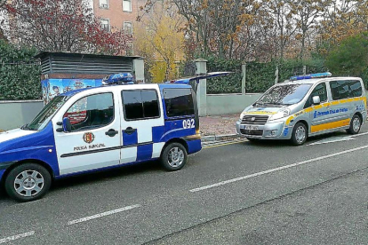 Los vehículos de la Policía Municipal y la DGT que realizaron ayer el control a las puertas del instituto Juan de Juni.-E.M.