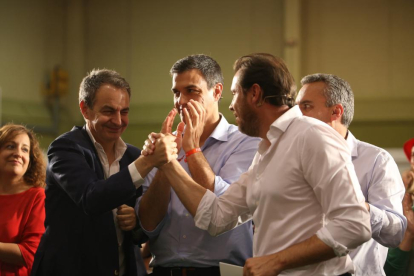 Óscar Puente junto a José Luis Rodríguez Zapatero y Pedro Sánchez en el acto de hoy en Valladolid.-ICAL