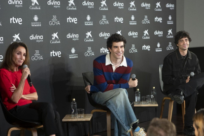 La cantante Ana Belén y los directores de cine y guionistas Javier Calvo y Javier Ambrossi ('Los Javis') ofrecen una rueda de prensa como presentadores de los Premios Goya 2024, en la Academia de Cine. -EP