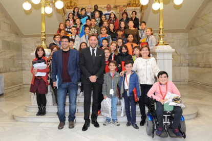 Óscar Puente, Alberto Bustos y Victoria Soto posan con los escolares de ocho colegios que participaron en el Pleno.-E.M.