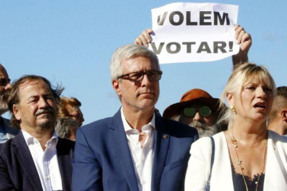 El alcalde de Tarragona, Josep Felix Ballesteros, con los regidores Pau Perez y Elvira Ferrando ante una pancarta de  Volem votar.-ROGER SEGURA/ACN