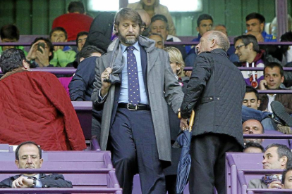 Carlos Suárez con su bufanda y abrigo de la suerte llega al palco del estadio José Zorrilla.-J.M. Lostau