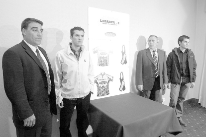 Fernando Quevedo (primero por la izquierda) en 2003 en la presentación del nuevo equipo ciclista profesional Labarca 2-Café Baque. / MONTSE ÁLVAREZ