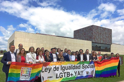 Representantes del PSOE, Podemos, Ciudadanos e IU con mimebros de colectivo de lesbianas, gays, transexuales y bisexuales ayer en la puerta de las Cortes.-ICAL
