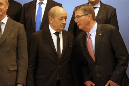 Carter (derecha) y Le Drian (centro) posan para una foto de grupo durante la reunión de ministros de Defensa de la coalición contra el EI, en París, este martes.-AP / CHARLES PLATIAU