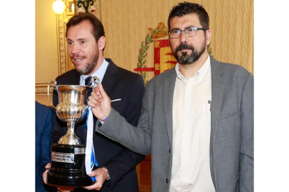 Bustos, derecha, sujeta la copa de campeón de liga del VRAC junto a Óscar Puente.-J. M. LOSTAU