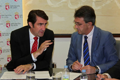 El consejero de Fomento y Medio Ambiente, Juan Carlos Suárez-Quiñones(I), se reúne con el presidente de la Diputación de León, Juan Martínez Majo(D).-ICAL