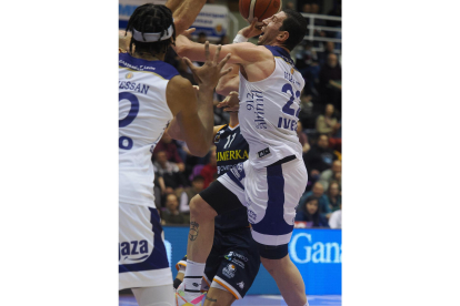 UEMC RV Baloncesto - Alimerka Oviedo. / PHOTOGENIC