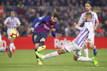 Joaquín se lanza en su intento de cortar el lanzamiento de Messi en el partido que enfrentó anoche al Barcelona y al Valladolid en el Camp Nou.-AFP / PAU BARRENA