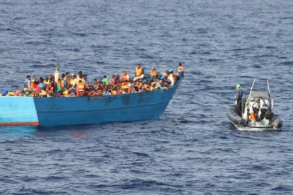 Una lancha irlandesa al rescate de una barca repleta de migrantes, a 36 millas al nordeste de Trípoli (Libia), el 21 de octubre.-EFE / IRISH DEFENCE FORCES