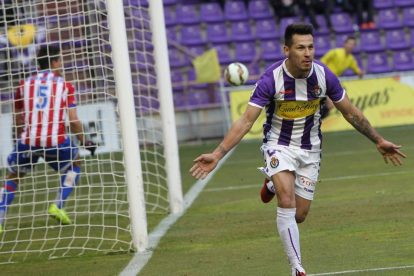 Hernán Pérez celebra el gol que marcó frente al Sporting el pasado sábado-J.M.Lostau