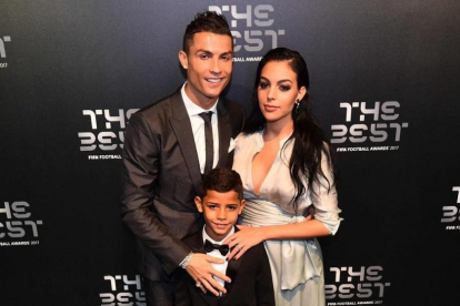 Cristiano Ronaldo con su novia y su hijo mayor-GLYN KIRK