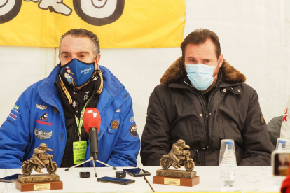 El alcalde de Valladolid, Óscar Puente, junto a los galardonados con el Pingüino de Oro ofrece un balance de la 40 edición de Pingüinos. -ICAL