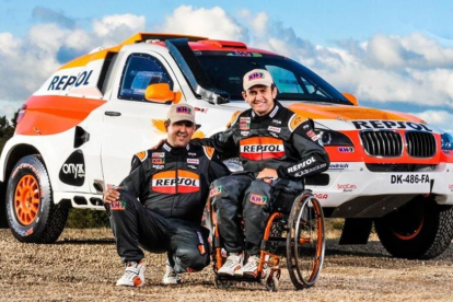 Isidre Esteve, en su silla de ruedas, junto a Txema Villalobos, su inseparable copiloto.-LOOKER PHOTOGRAPHY