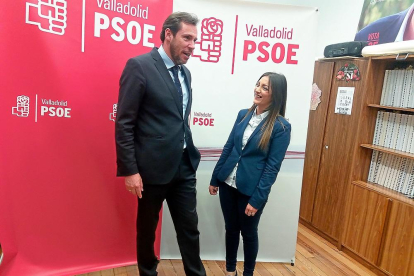 Óscar Puente y Carmen Jiménez Borja, en la sede del Grupo Socialista del Ayuntamiento.-E.M.