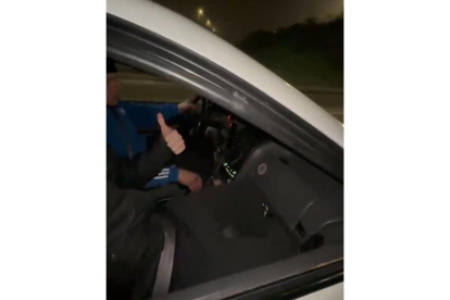 Fotograma del video del conductor temerario en Laguna de Duero. -E.M.