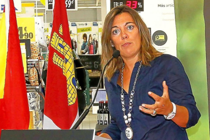Milagros Marcos con el director de Castilla y León de Carrefour.-J. M. LOSTAU