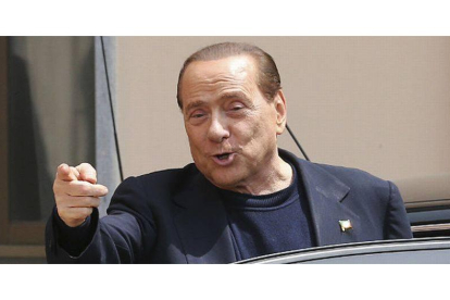 Berlusconi, a las puertas de la residencia donde ha hecho sus trabajos comunitarios.-Foto: AP / ANTONIO CALANNI