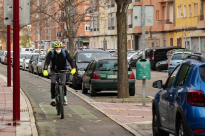 Carril bici en la calle Salud de Valladolid. -J.M.LOSTAU