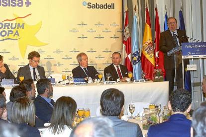 Javier Fernández y Alberto Núñez Feijóo, junto a representantes de Nueva Economía Fórum siguen la intervención del presidente de la Junta, Juan Vicente Herrera.-ICAL