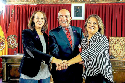 Pilar Vicente, Jesús Julio Carnero y Teresa López muestran ayer su buena sintonía tras el Pleno de Presupuestos.-EL MUNDO