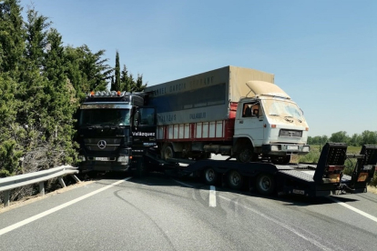 El accidente de un camión provoca el corte de la A-62 en Trigueros (Valladolid). EUROPA PRESS