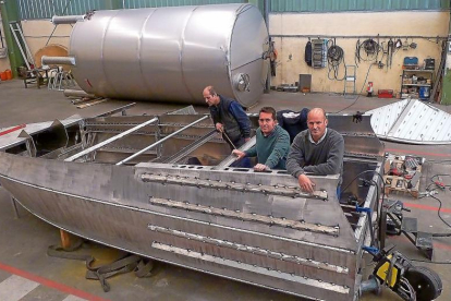 Arturo de Pablos y Santiago Parga, en el interior del barco que están construyendo en Segovia.-T. S.