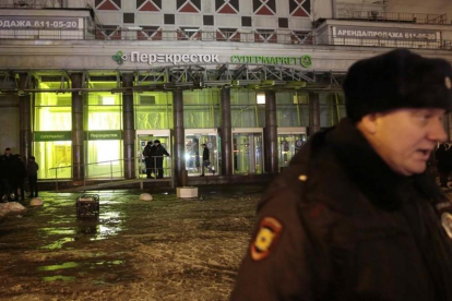 Un policía, cerca del supermercado afectado por la explosión, en San Petersburgo, el 27 de diciembre.-REUTERS / ANTON VAGANOV