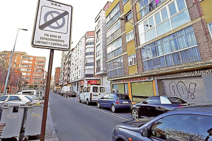 Límite del aparcamiento en zon azul en la calle Pérez Gald´ços, junto a la plaza de Vadillos.-E. M.