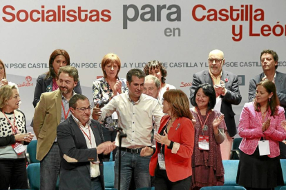 En el centro, Julio Fernández, Luis Tudanca y Soraya Rodríguez, el sábado pasado en el Congreso Extraordinario del PSOE-J.M.Lostau