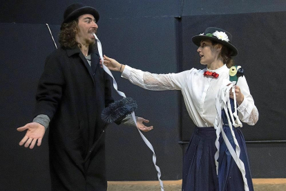Íñigo Sanz y Clara Parada ensayan una escena de ‘El diario de Mary Poppins’.-J. M. LOSTAU