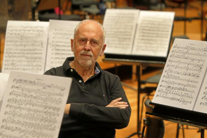 El director de orquesta, Jesús López Cobos en el Auditorio de Valladolid en el año 2016.-J. M. LOSTAU