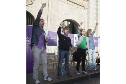 La candidata de Unidos Podemos al Congreso por Madrid Carolina Bescansa participa en un acto público acompañada del número cinco de Unidos Podemos, Luis Alegre (2I); el candidato de Burgos al Congreso de Unidos Podemos, Miguel Vila-ICAL