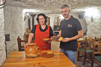 Susana y Rubén, en uno de los comedores excavados bajo tierra de Bodega Los Arcos.-