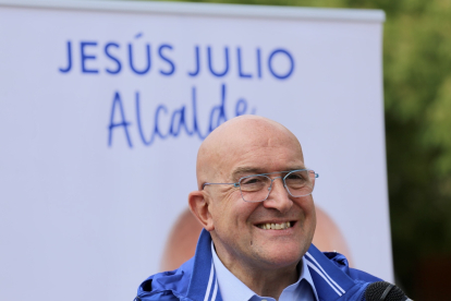 El candidato del PP a la Alcaldía, Jesús Julio Carnero, junto a vecinos de La Victoria. ICAL