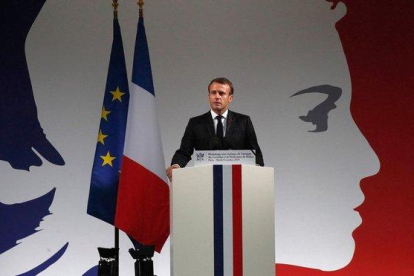 El presidente francés, Emmanuel Macron, durante el acto de homenaje en París de los cuatro policías asesinados.-FRANÇOIS MORI (AP)