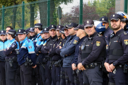 Miembros de la Guardia Civil, Policía Nacional y Local de Valladolid participan en una concentración en repulsa a la agresión sufrida por dos guardias civiles en Alsasua (Navarra)-ICAL